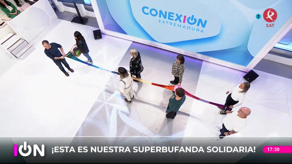 Bufanda solidaria de Conexión Extremadura en Canal Extremadura